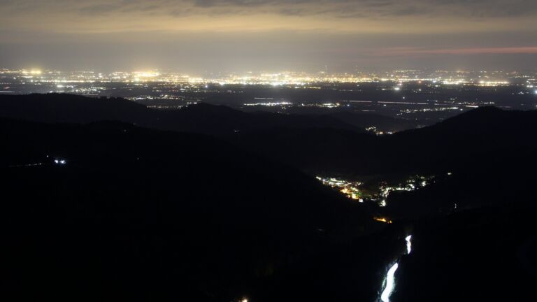 Dieses Bild zeigt eine Webcam-Aufnahme vom Achertal, aufgenommen am Samstag, den 18.04.2026 um 21:40 Uhr. Die Temperatur betrug 12.1°C.