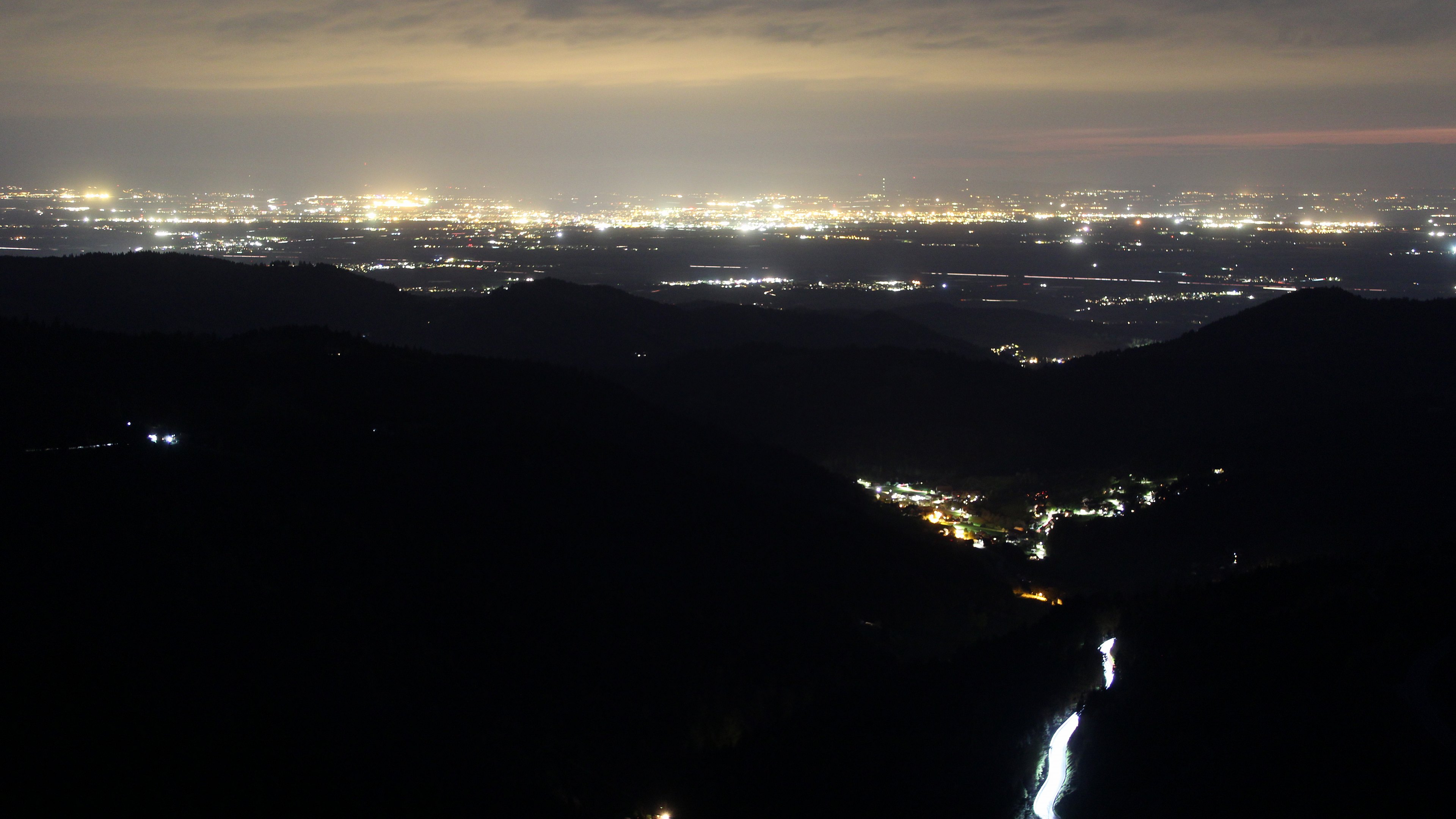 Dieses Bild zeigt eine Webcam-Aufnahme vom Achertal, aufgenommen am Samstag, den 18.04.2026 um 21:40 Uhr. Die Temperatur betrug 12.1°C.