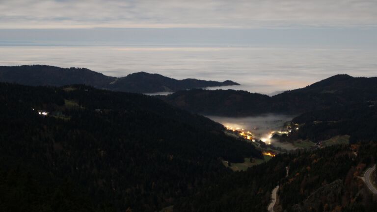 Dieses Bild zeigt eine Webcam-Aufnahme vom Achertal, aufgenommen am Samstag, den 08.11.2025 um 04:00 Uhr. Die Temperatur betrug 6.3°C.