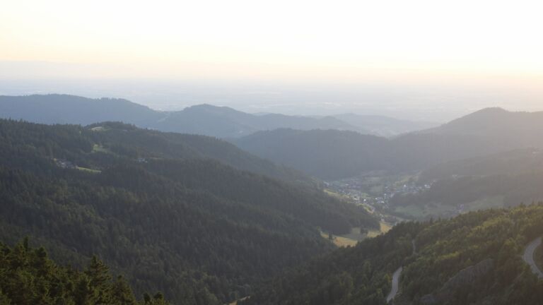 Dieses Bild zeigt eine Webcam-Aufnahme vom Achertal, aufgenommen am Samstag, den 12.07.2025 um 20:50 Uhr. Die Temperatur betrug 17.4°C.