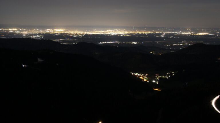 Dieses Bild zeigt eine Webcam-Aufnahme vom Achertal, aufgenommen am Sonntag, den 05.04.2026 um 00:30 Uhr. Die Temperatur betrug 8.9°C.