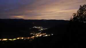 Dieses Bild zeigt eine Webcam-Aufnahme vom Achertal, aufgenommen am Dienstag, den 19.05.2026 um 22:30 Uhr. Die Temperatur betrug 12.1°C.