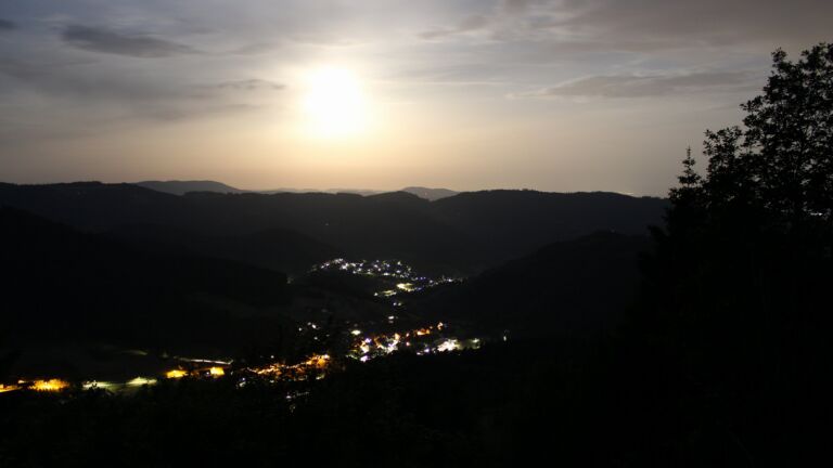 Dieses Bild zeigt eine Webcam-Aufnahme vom Achertal, aufgenommen am Sonntag, den 31.05.2026 um 03:40 Uhr. Die Temperatur betrug 21.4°C.