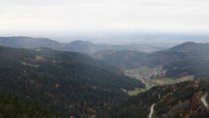 Dieses Bild zeigt eine Webcam-Aufnahme vom Achertal, aufgenommen am Samstag, den 01.11.2025 um 16:10 Uhr. Die Temperatur betrug 10.8°C.