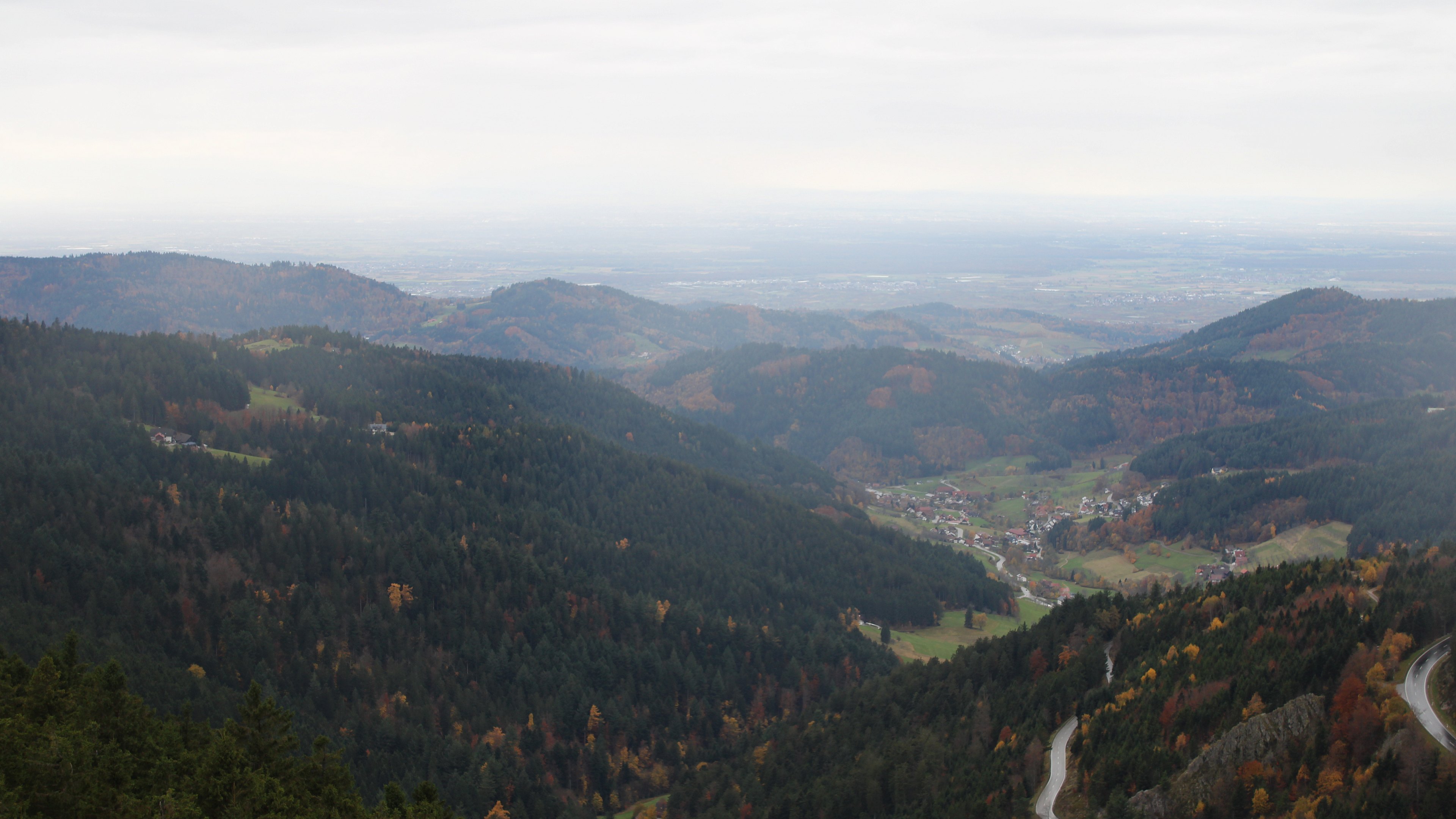 Dieses Bild zeigt eine Webcam-Aufnahme vom Achertal, aufgenommen am Samstag, den 01.11.2025 um 16:10 Uhr. Die Temperatur betrug 10.8°C.
