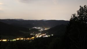 Dieses Bild zeigt eine Webcam-Aufnahme vom Achertal, aufgenommen am Samstag, den 25.07.2026 um 23:00 Uhr. Die Temperatur betrug 22.9°C.