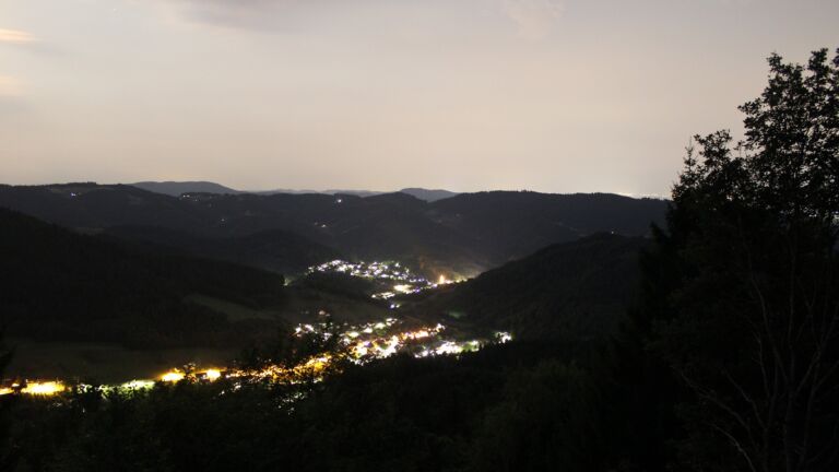 Dieses Bild zeigt eine Webcam-Aufnahme vom Achertal, aufgenommen am Samstag, den 25.07.2026 um 23:00 Uhr. Die Temperatur betrug 22.9°C.