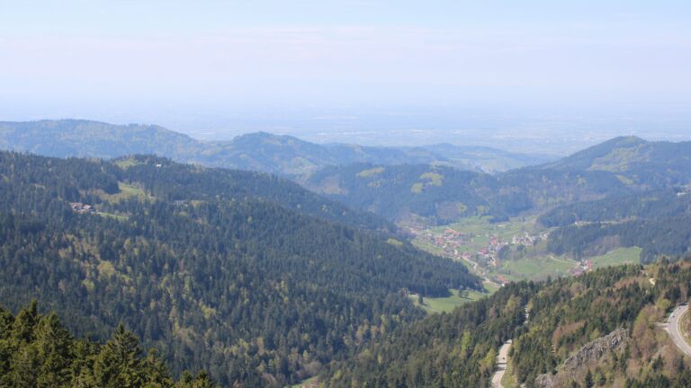 Dieses Bild zeigt eine Webcam-Aufnahme vom Achertal, aufgenommen am Samstag, den 18.04.2026 um 13:20 Uhr. Die Temperatur betrug 15.4°C.