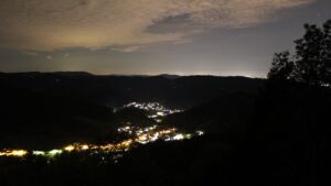 Dieses Bild zeigt eine Webcam-Aufnahme vom Achertal, aufgenommen am Donnerstag, den 15.10.2026 um 23:30 Uhr. Die Temperatur betrug 15.1°C.