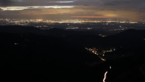 Dieses Bild zeigt eine Webcam-Aufnahme vom Achertal, aufgenommen am Samstag, den 28.02.2026 um 19:10 Uhr. Die Temperatur betrug 3.6°C.