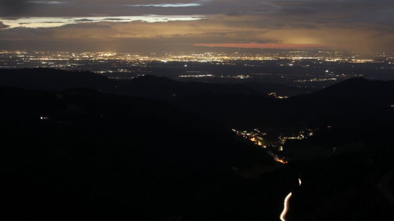 Dieses Bild zeigt eine Webcam-Aufnahme vom Achertal, aufgenommen am Samstag, den 28.02.2026 um 19:10 Uhr. Die Temperatur betrug 3.6°C.
