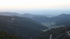 Dieses Bild zeigt eine Webcam-Aufnahme vom Achertal, aufgenommen am Freitag, den 27.02.2026 um 18:00 Uhr. Die Temperatur betrug 13.6°C.