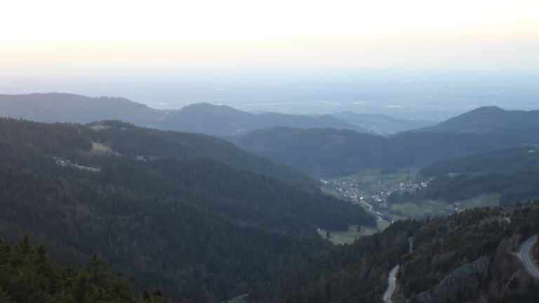 Dieses Bild zeigt eine Webcam-Aufnahme vom Achertal, aufgenommen am Freitag, den 27.02.2026 um 18:00 Uhr. Die Temperatur betrug 13.6°C.