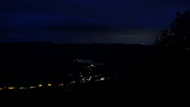 Dieses Bild zeigt eine Webcam-Aufnahme vom Achertal, aufgenommen am Donnerstag, den 11.06.2026 um 04:10 Uhr. Die Temperatur betrug 7.8°C.