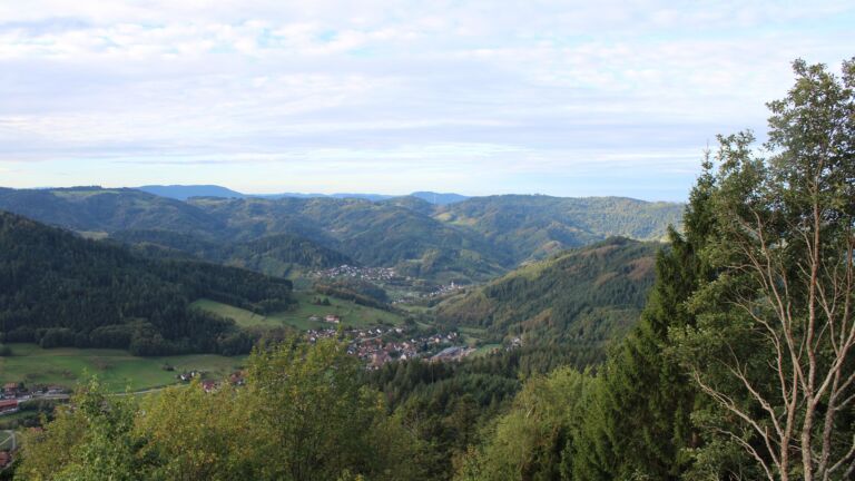 Dieses Bild zeigt eine Webcam-Aufnahme vom Achertal, aufgenommen am Dienstag, den 13.10.2026 um 09:30 Uhr. Die Temperatur betrug 12.2°C.