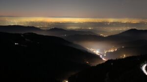 Dieses Bild zeigt eine Webcam-Aufnahme vom Achertal, aufgenommen am Samstag, den 27.12.2025 um 18:20 Uhr. Die Temperatur betrug 3.2°C.