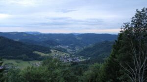 Dieses Bild zeigt eine Webcam-Aufnahme vom Achertal, aufgenommen am Donnerstag, den 11.06.2026 um 21:10 Uhr. Die Temperatur betrug 11.1°C.