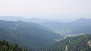 Dieses Bild zeigt eine Webcam-Aufnahme vom Achertal, aufgenommen am Freitag, den 13.06.2025 um 15:50 Uhr. Die Temperatur betrug 28.6°C.