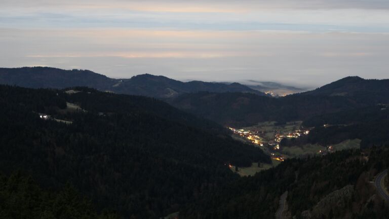 Dieses Bild zeigt eine Webcam-Aufnahme vom Achertal, aufgenommen am Donnerstag, den 04.12.2025 um 23:30 Uhr. Die Temperatur betrug 2.4°C.