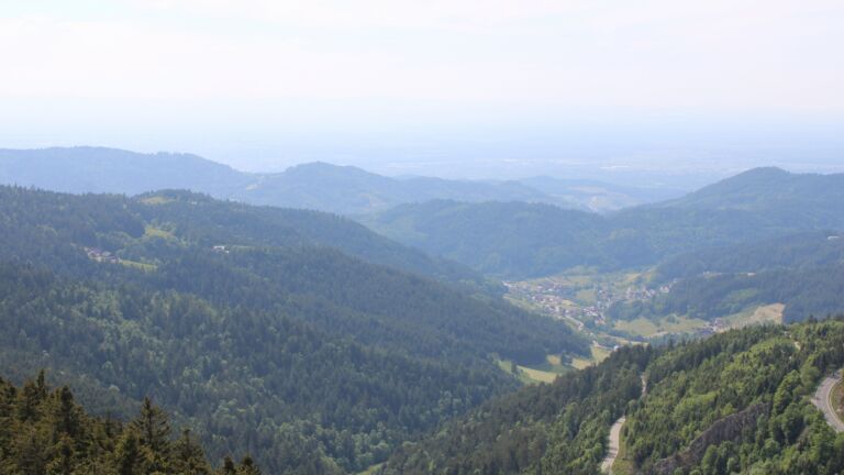 Dieses Bild zeigt eine Webcam-Aufnahme vom Achertal, aufgenommen am Montag, den 19.05.2025 um 16:20 Uhr. Die Temperatur betrug 19.1°C.