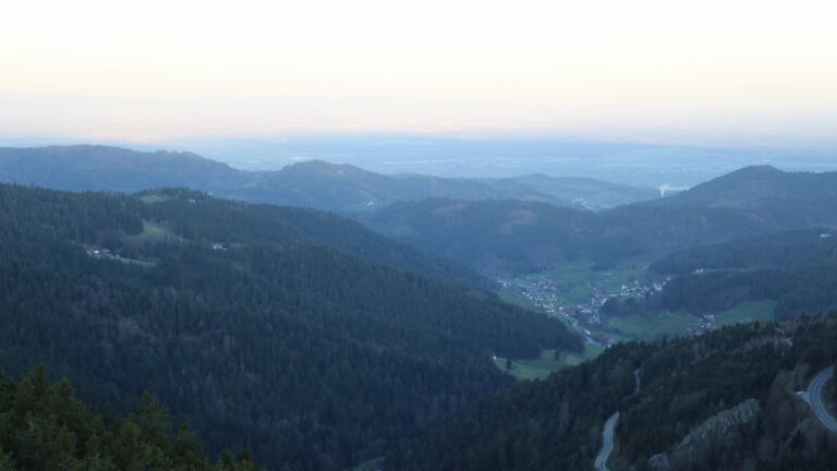 Dieses Bild zeigt eine Webcam-Aufnahme vom Achertal, aufgenommen am Dienstag, den 07.04.2026 um 07:10 Uhr. Die Temperatur betrug 8.2°C.