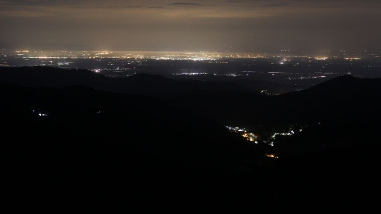 Dieses Bild zeigt eine Webcam-Aufnahme vom Achertal, aufgenommen am Mittwoch, den 21.05.2025 um 03:40 Uhr. Die Temperatur betrug 11.2°C.