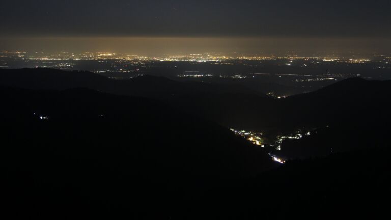 Dieses Bild zeigt eine Webcam-Aufnahme vom Achertal, aufgenommen am Sonntag, den 12.10.2025 um 22:30 Uhr. Die Temperatur betrug 6.2°C.