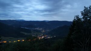 Dieses Bild zeigt eine Webcam-Aufnahme vom Achertal, aufgenommen am Freitag, den 17.07.2026 um 22:00 Uhr. Die Temperatur betrug 14.6°C.