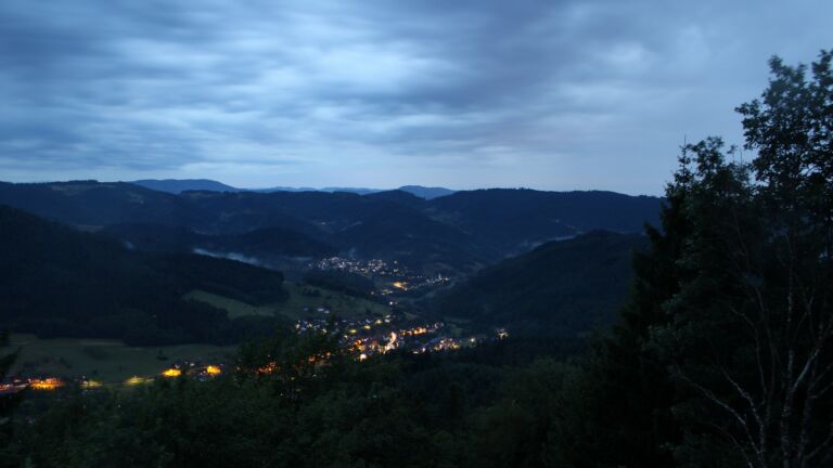 Dieses Bild zeigt eine Webcam-Aufnahme vom Achertal, aufgenommen am Freitag, den 17.07.2026 um 22:00 Uhr. Die Temperatur betrug 14.6°C.
