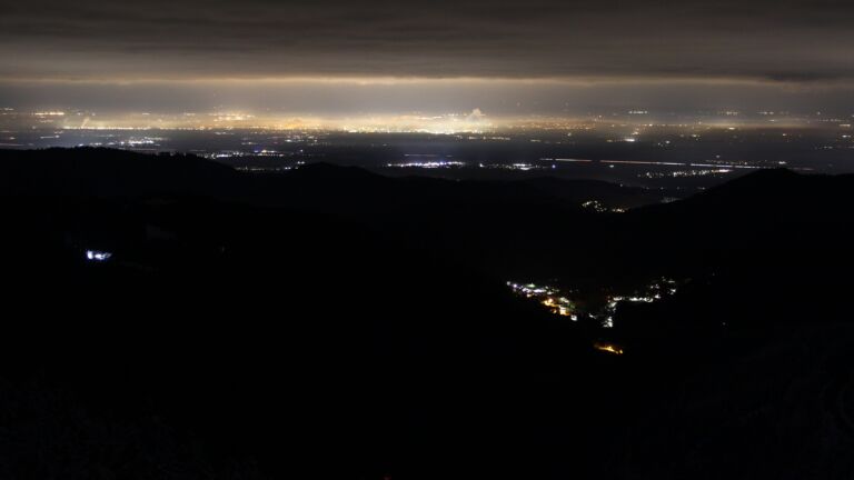 Dieses Bild zeigt eine Webcam-Aufnahme vom Achertal, aufgenommen am Donnerstag, den 27.11.2025 um 04:00 Uhr. Die Temperatur betrug -2.6°C.