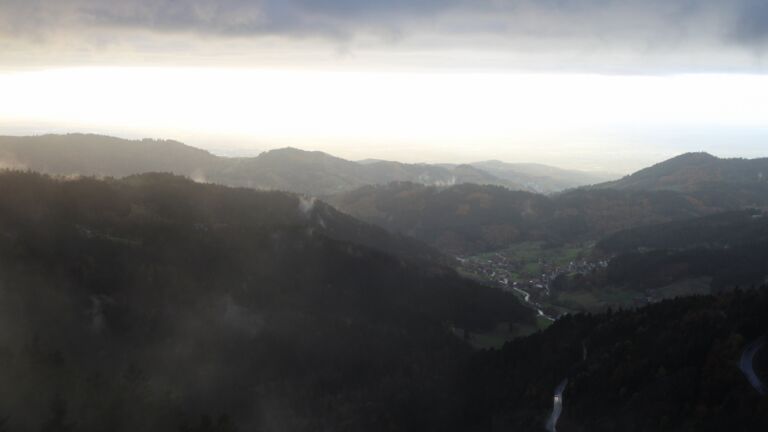 Dieses Bild zeigt eine Webcam-Aufnahme vom Achertal, aufgenommen am Montag, den 27.10.2025 um 16:40 Uhr. Die Temperatur betrug 2.4°C.