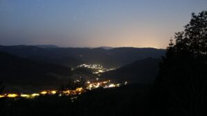Dieses Bild zeigt eine Webcam-Aufnahme vom Achertal, aufgenommen am Mittwoch, den 27.05.2026 um 04:00 Uhr. Die Temperatur betrug 21.9°C.