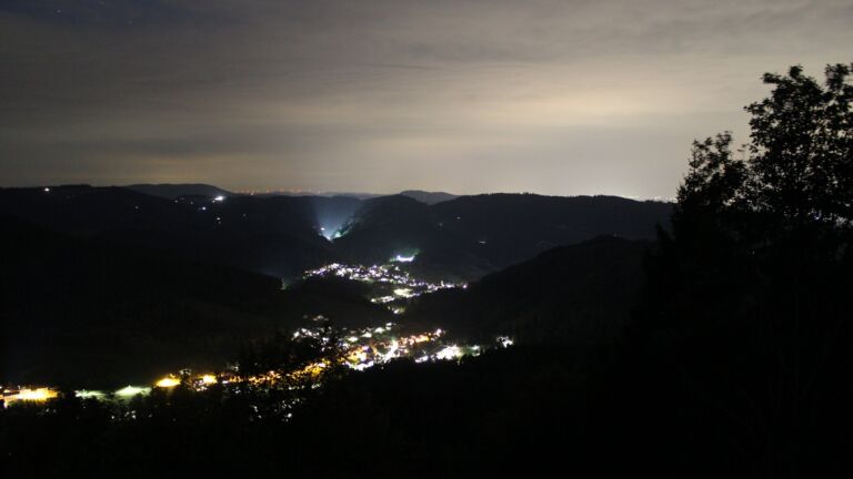 Dieses Bild zeigt eine Webcam-Aufnahme vom Achertal, aufgenommen am Mittwoch, den 30.09.2026 um 21:00 Uhr. Die Temperatur betrug 23.2°C.