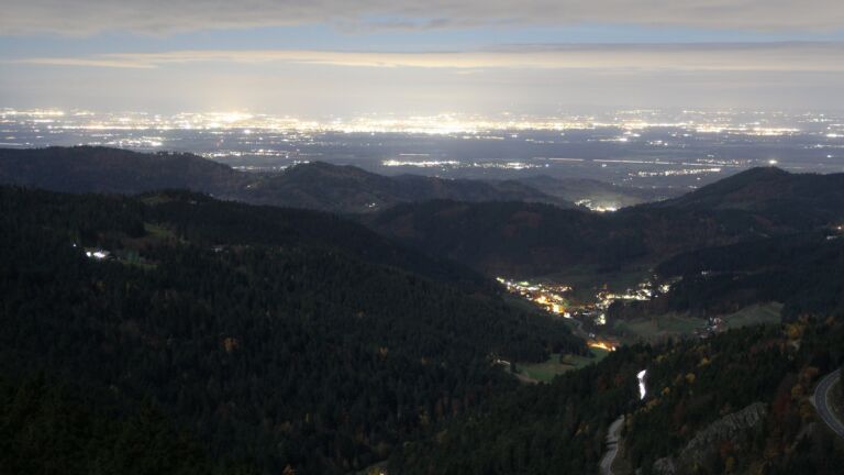 Dieses Bild zeigt eine Webcam-Aufnahme vom Achertal, aufgenommen am Montag, den 03.11.2025 um 20:30 Uhr. Die Temperatur betrug 5.4°C.