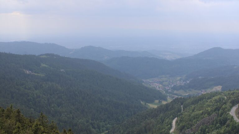 Dieses Bild zeigt eine Webcam-Aufnahme vom Achertal, aufgenommen am Donnerstag, den 22.05.2025 um 16:50 Uhr. Die Temperatur betrug 8.8°C.