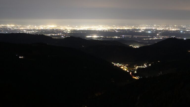 Dieses Bild zeigt eine Webcam-Aufnahme vom Achertal, aufgenommen am Donnerstag, den 30.10.2025 um 19:00 Uhr. Die Temperatur betrug 6.8°C.