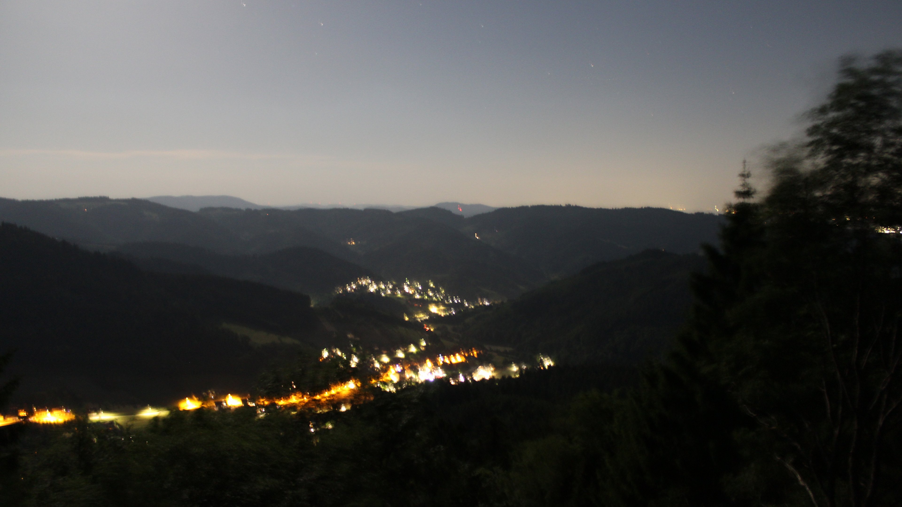 Dieses Bild zeigt eine Webcam-Aufnahme vom Achertal, aufgenommen am Mittwoch, den 27.05.2026 um 23:30 Uhr. Die Temperatur betrug 19.7°C.