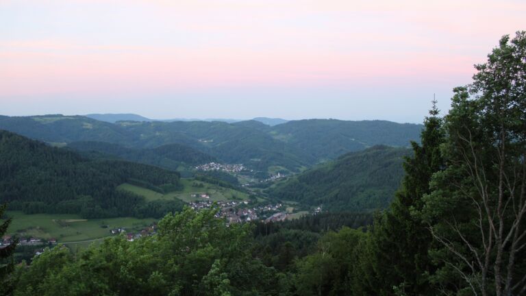 Dieses Bild zeigt eine Webcam-Aufnahme vom Achertal, aufgenommen am Samstag, den 23.05.2026 um 05:30 Uhr. Die Temperatur betrug 18.5°C.
