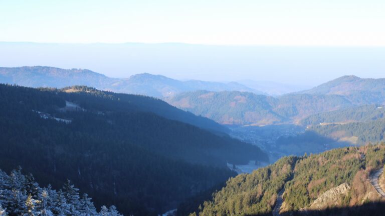 Dieses Bild zeigt eine Webcam-Aufnahme vom Achertal, aufgenommen am Samstag, den 27.12.2025 um 10:10 Uhr. Die Temperatur betrug 2.8°C.