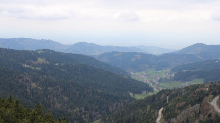 Dieses Bild zeigt eine Webcam-Aufnahme vom Achertal, aufgenommen am Mittwoch, den 15.04.2026 um 15:10 Uhr. Die Temperatur betrug 8.6°C.