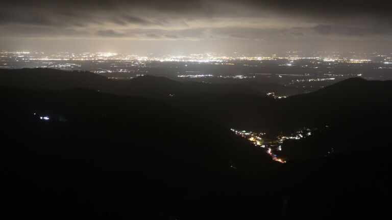 Dieses Bild zeigt eine Webcam-Aufnahme vom Achertal, aufgenommen am Montag, den 27.10.2025 um 21:30 Uhr. Die Temperatur betrug 2.5°C.