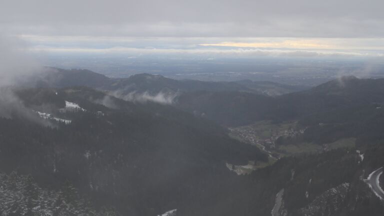 Dieses Bild zeigt eine Webcam-Aufnahme vom Achertal, aufgenommen am Montag, den 24.11.2025 um 16:00 Uhr. Die Temperatur betrug 0.4°C.