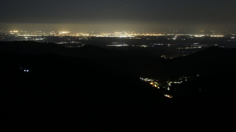 Dieses Bild zeigt eine Webcam-Aufnahme vom Achertal, aufgenommen am Donnerstag, den 23.04.2026 um 02:30 Uhr. Die Temperatur betrug 4.4°C.