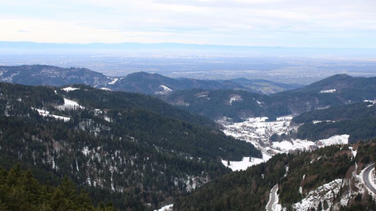 Dieses Bild zeigt eine Webcam-Aufnahme vom Achertal, aufgenommen am Dienstag, den 13.01.2026 um 10:50 Uhr. Die Temperatur betrug 6.3°C.