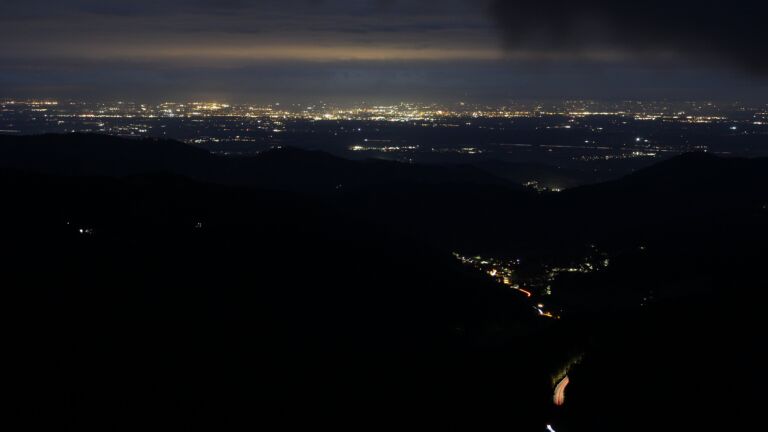 Dieses Bild zeigt eine Webcam-Aufnahme vom Achertal, aufgenommen am Freitag, den 17.10.2025 um 19:20 Uhr. Die Temperatur betrug 6.1°C.