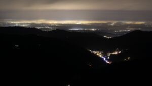 Dieses Bild zeigt eine Webcam-Aufnahme vom Achertal, aufgenommen am Samstag, den 20.12.2025 um 22:00 Uhr. Die Temperatur betrug 9.1°C.