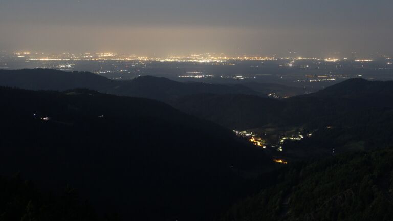 Dieses Bild zeigt eine Webcam-Aufnahme vom Achertal, aufgenommen am Donnerstag, den 12.06.2025 um 02:20 Uhr. Die Temperatur betrug 12.8°C.