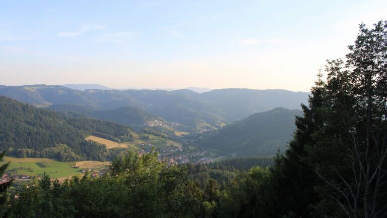 Dieses Bild zeigt eine Webcam-Aufnahme vom Achertal, aufgenommen am Montag, den 22.06.2026 um 20:20 Uhr. Die Temperatur betrug 30.2°C.