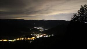 Dieses Bild zeigt eine Webcam-Aufnahme vom Achertal, aufgenommen am Samstag, den 06.06.2026 um 23:30 Uhr. Die Temperatur betrug 13.8°C.