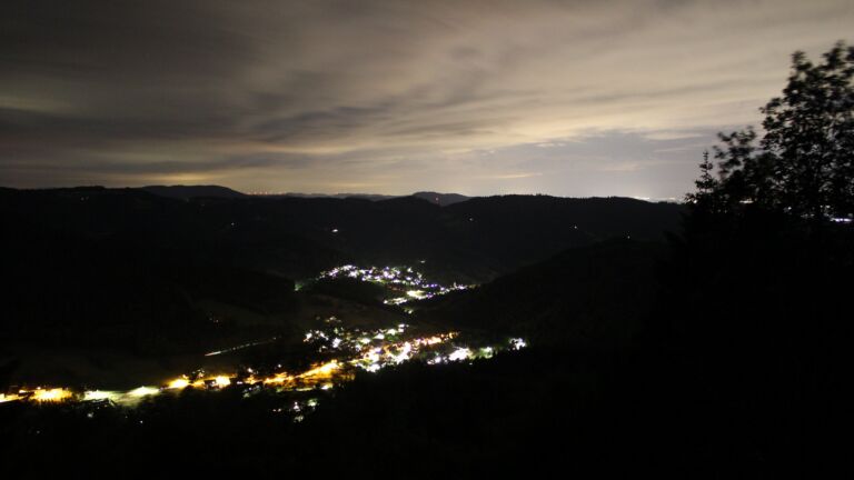 Dieses Bild zeigt eine Webcam-Aufnahme vom Achertal, aufgenommen am Samstag, den 06.06.2026 um 23:30 Uhr. Die Temperatur betrug 13.8°C.